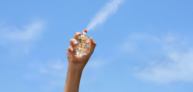 3. Tipp: Parfum mit der "Duftwolken"-Technik auftragen