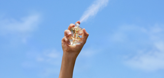 3. Tipp: Parfum mit der "Duftwolken"-Technik auftragen